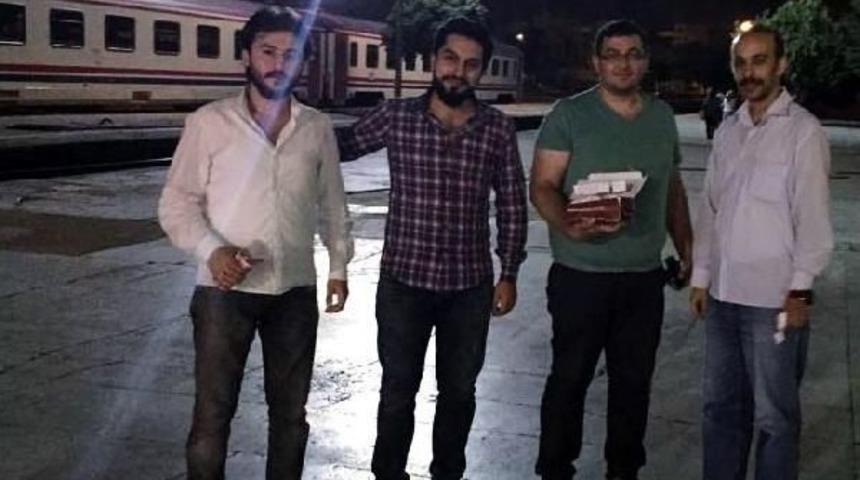 Ak Partili Gen&ccedil;ler Bu Kez De Trende Garında G&uuml;l Suyu Ve Lokum Dağıttı