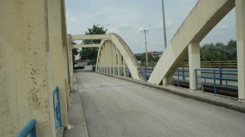 Eski Sakarya K&ouml;pr&uuml;s&uuml; Kaderine Terk Edildi