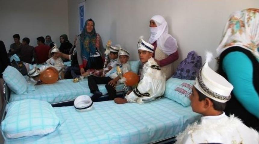 Tuşba Belediyesi&rsquo;nden Toplu S&uuml;nnet Ş&ouml;leni