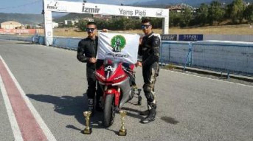 &Ouml;demişli 2 Kardeşten Tek Motosikletle &Ccedil;ifte Kupa Gururu