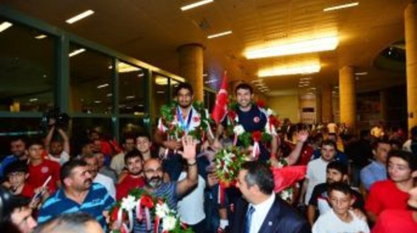 D&uuml;nya Şampiyonu Akg&uuml;l&rsquo;e Coşkulu Karşılama