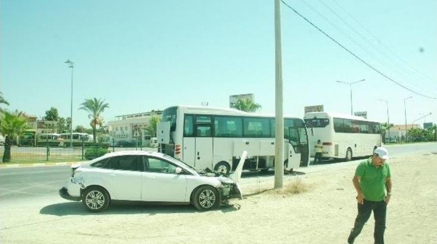 Tur Midib&uuml;s&uuml; Otomobile &Ccedil;arptı: 1 Yaralı