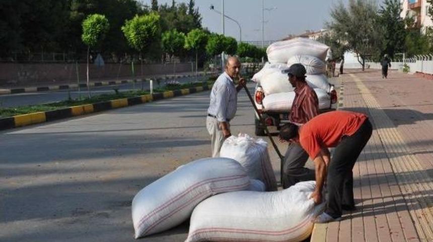 Kamyonetten Yola Savrulan &Ccedil;uvallar Zor Anlar Yaşattı