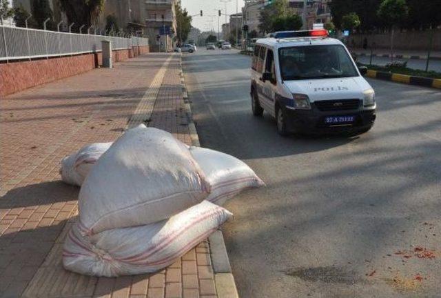 Kamyonetten Yola Savrulan Çuvallar Zor Anlar Yaşattı