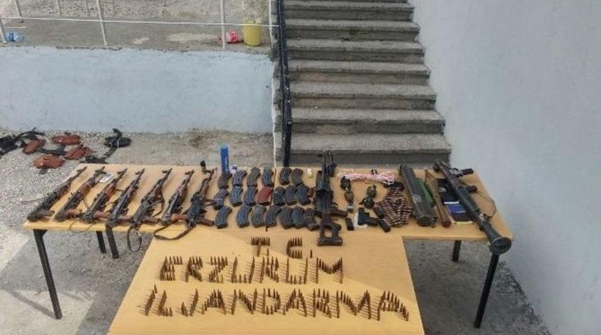 Tekman&rsquo;da Yakalanan 3 Ter&ouml;ristin Aracından Cephanelik &Ccedil;ıktı
