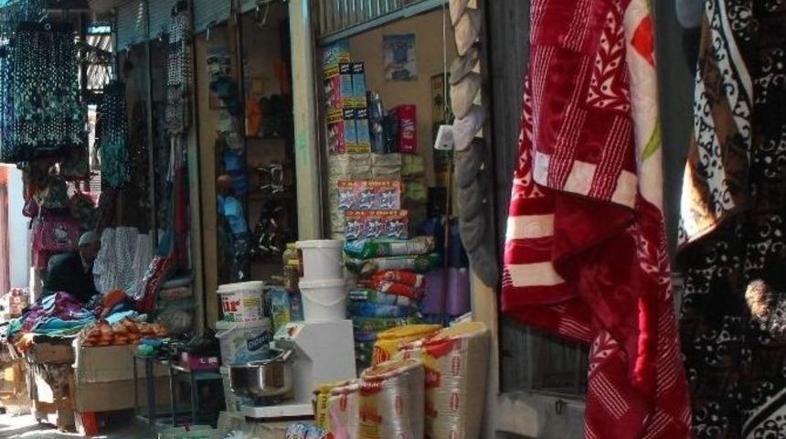 Esnaf Bayram Arifesini Bekliyor