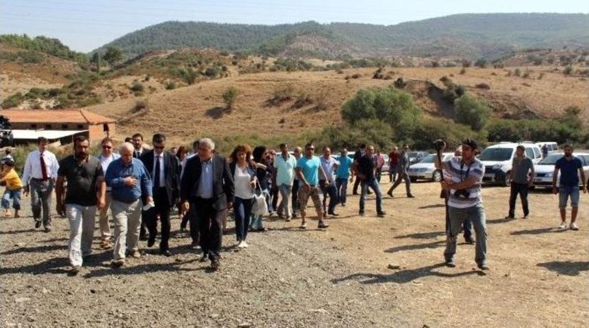 Bakan Doğan Şehit Evini Ziyaret Etti