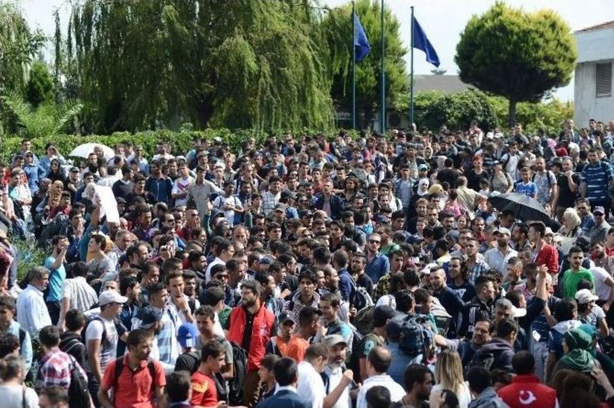 Otogarda Sığınmacı İzdihamı