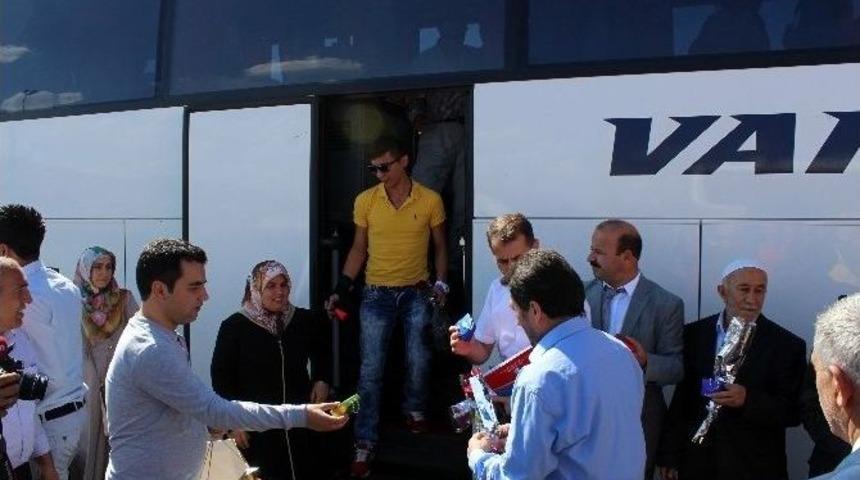 Barış Ve Kardeşliğe G&uuml;vercin U&ccedil;urdular