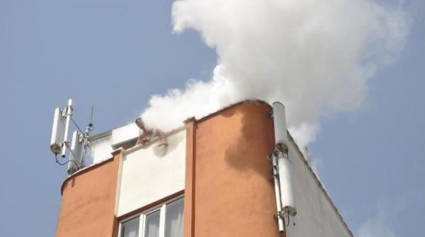 Kendini Yakmaya &Ccedil;alışırken Polis Kurtardı