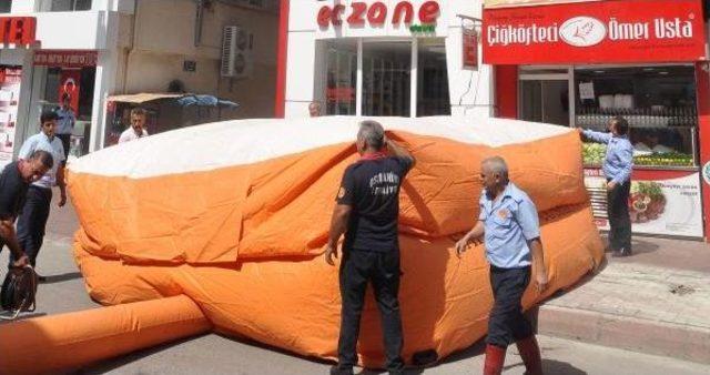 Kendini Yakmaya Çalışırken Polis Kurtardı