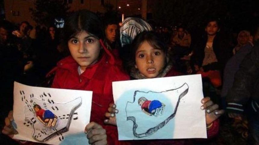 Syrians Crave Clearance With Aylan&rsquo;S Picture In Hands In Western Border Gate