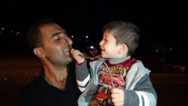 Syrians Crave Clearance With Aylan’S Picture In Hands In Western Border Gate