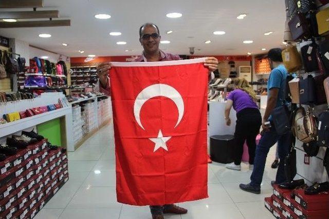 Mhp Elazığ Kadın Kolları Teşkilatı Esnafa Bayrak Dağıttı 1