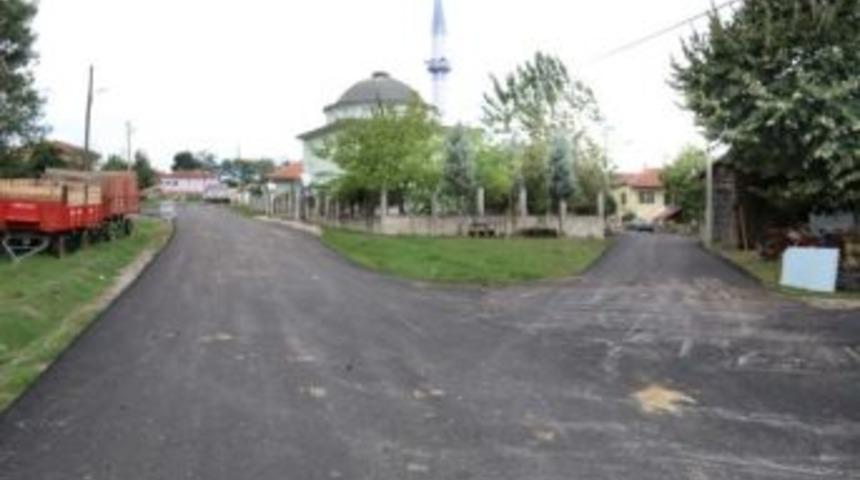 Serdivan Belediyesi Uzunk&ouml;y&rsquo;de Asfalt &Ccedil;alışmalarına Devam Ediyor