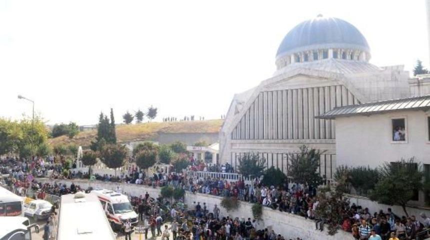 Suriyeli &Ccedil;ocuklardan Polislere &Ccedil;i&ccedil;ek