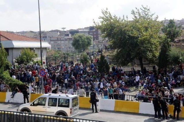 Suriyeli Çocuklardan Polislere Çiçek