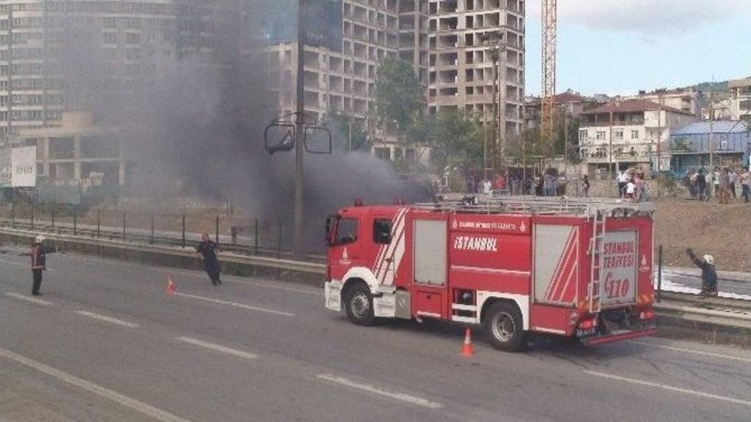 Kamyon Yangını Yolu Bir Saat Trafiğe Kapattı