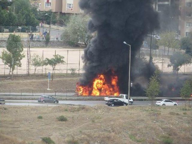 Beton Pompası Taşıyan Kamyon Işte B&ouml;yle Yandı... 2