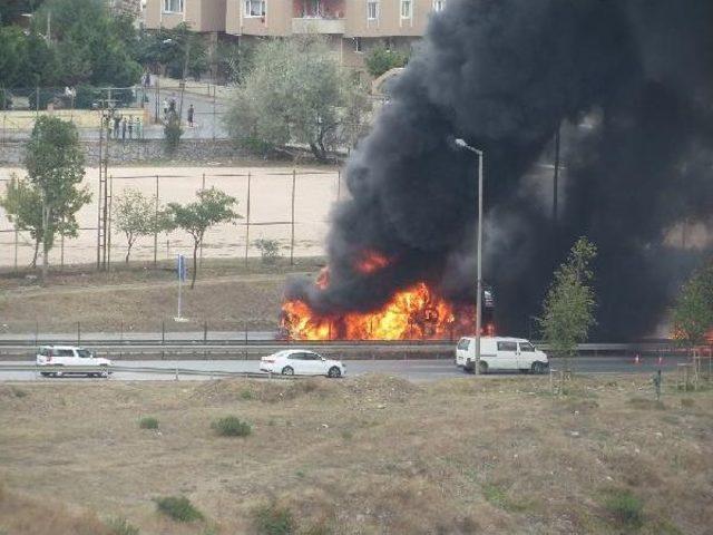 Beton Pompası Taşıyan Kamyon Işte B&ouml;yle Yandı... 3