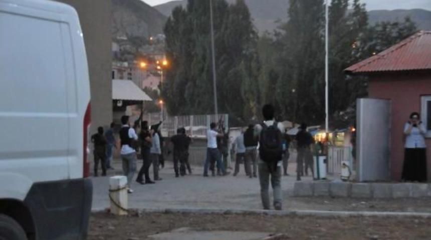 Hakkari'de Polise Pkk Saldırısı; 2 Şehit, 2 Yaralı (2)