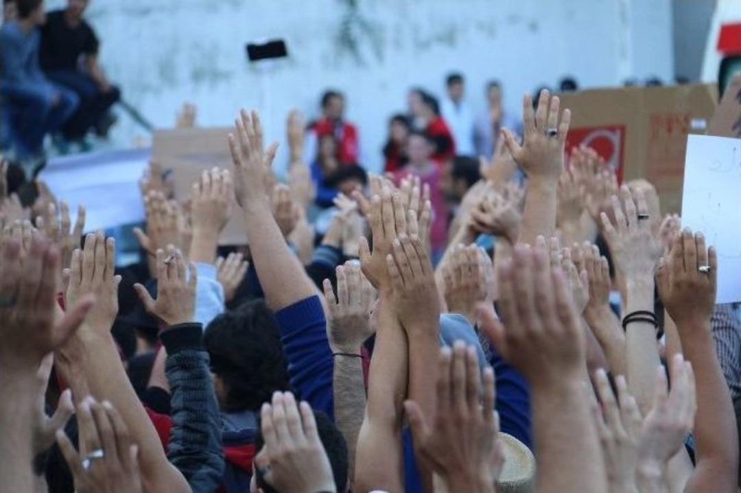 Otogarda M&uuml;ltecilerin Bekleyişi S&uuml;r&uuml;yor