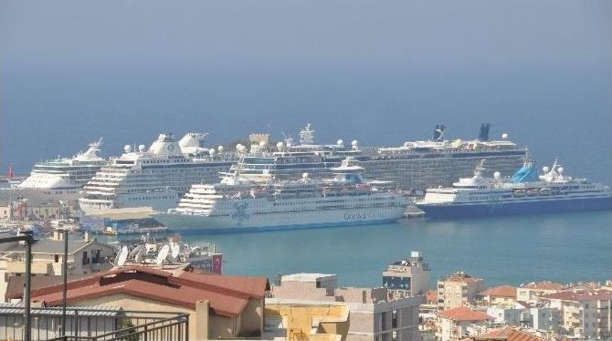 Kuşadası&rsquo;nda 7 Gemiyle 18 Bin Turist Geldi