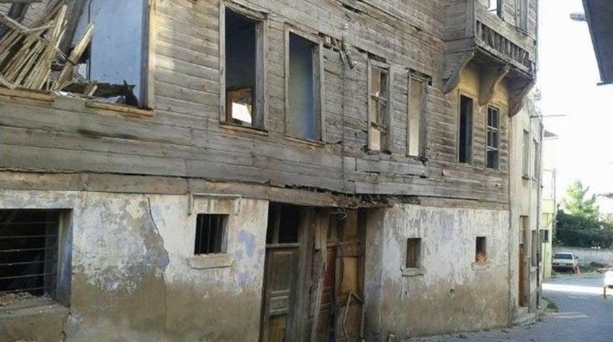 Tarihi Ev Tehlike Sa&ccedil;ıyor