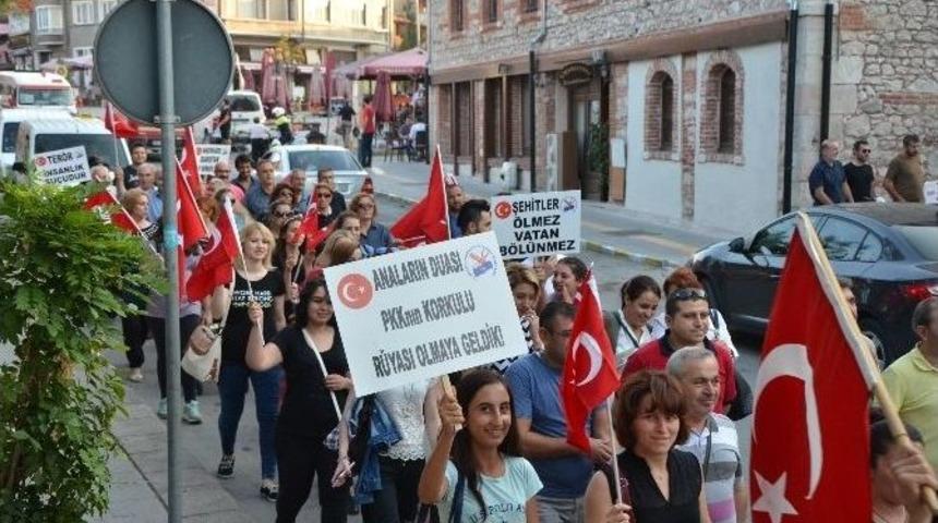 Kuaf&ouml;rler Şehitler İ&ccedil;in Y&uuml;r&uuml;d&uuml;