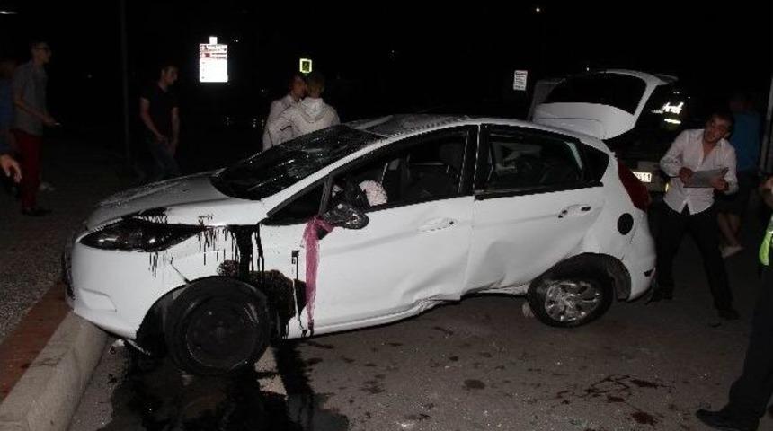 D&uuml;ğ&uuml;nden &Ccedil;ıkıp Evlerine Giden Gelin-damat Kazada Yaralandılar