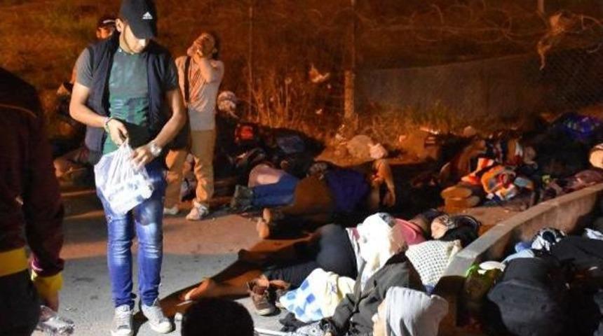 Sığınmacılar Geceyi Otogarda Ge&ccedil;iriyor