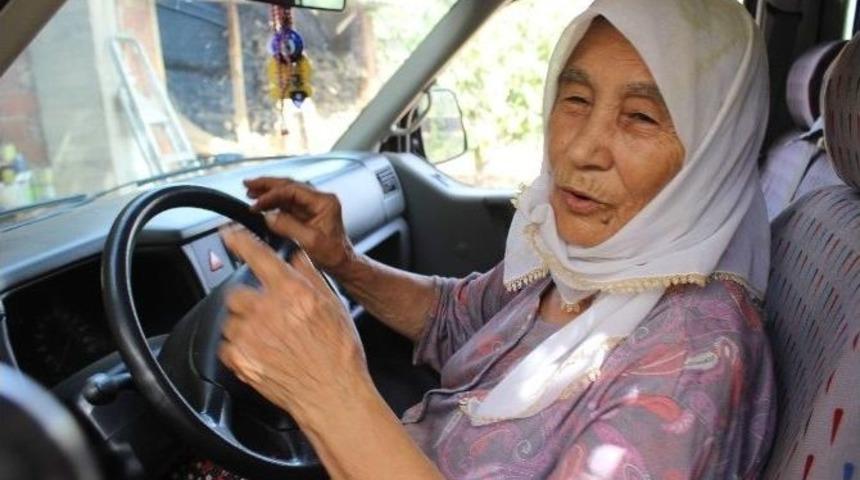 Direksiyon Başındaki Saliha Nine G&ouml;renleri Şaşırtıyor