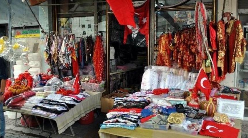 Kırtasiyeler Bayrak Talebine Yetişemez Oldu