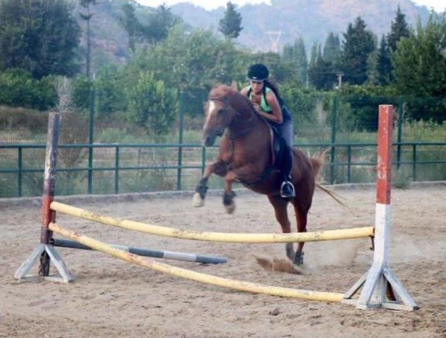 Rus Kraliçe Adayı Binicilikte Kariyer Hedefliyor