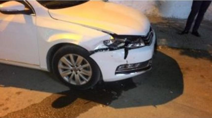 Kaza Yapan Otomobilden Akan Sıvı Vatandaşları Tedirgin Etti