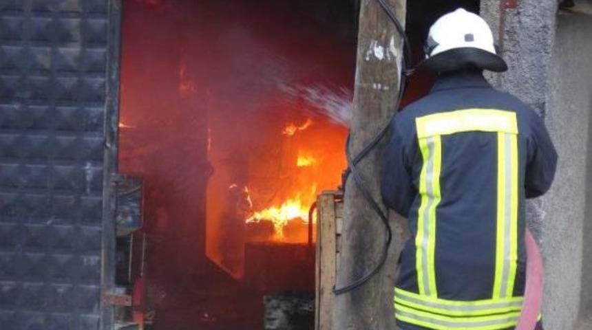 Ev Alev Alev Yandı, Depodan &Ccedil;ok Sayıda T&uuml;p &Ccedil;ıktı