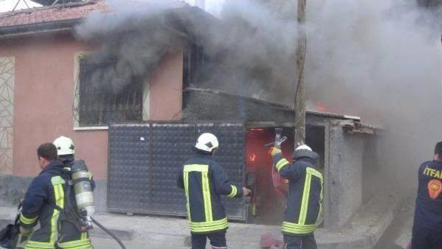 Ev Alev Alev Yandı, Depodan Çok Sayıda Tüp Çıktı