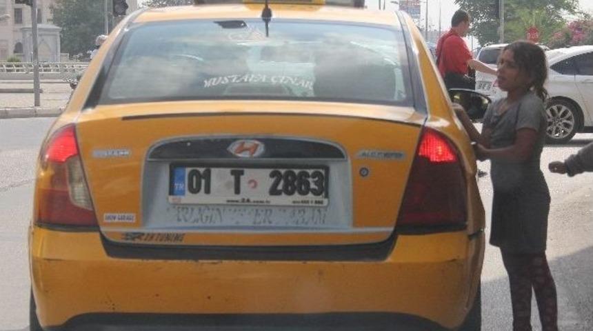 Suriyeli &Ccedil;ocuklar Yalın Ayak Dileniyor