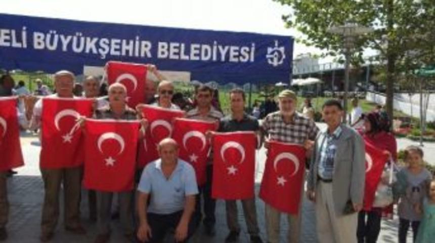 B&uuml;y&uuml;kşehir Binlerce T&uuml;rkiye Bayrağı Dağıttı
