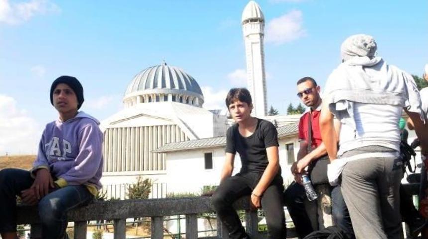 Otogar'daki Sığınmacılar, "yeni Hayat I&ccedil;in L&uuml;tfen Ge&ccedil;işimize Izin Verin"