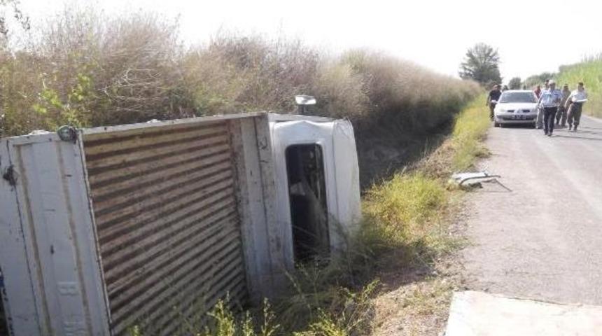 İş&ccedil;i Taşıyan Kamyonet Devrildi: 1 &Ouml;l&uuml;