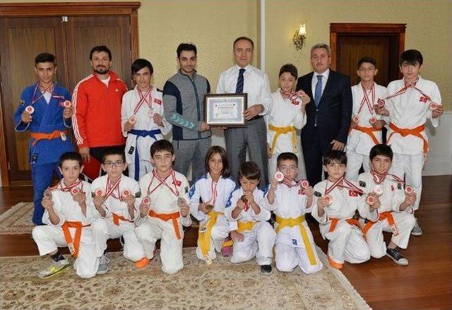 Jiu-jitsu’da 14 Altın Madalya