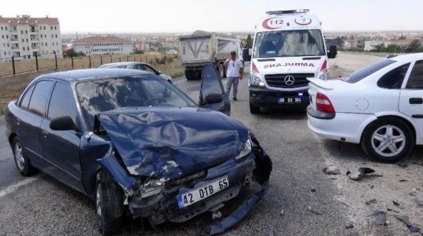 Aksaray&rsquo;da 2 Otomobil &Ccedil;arpıştı: 5 Yaralı