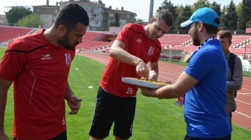 Balıkesirspor'a Taraftarlardan Baklavalı Destek