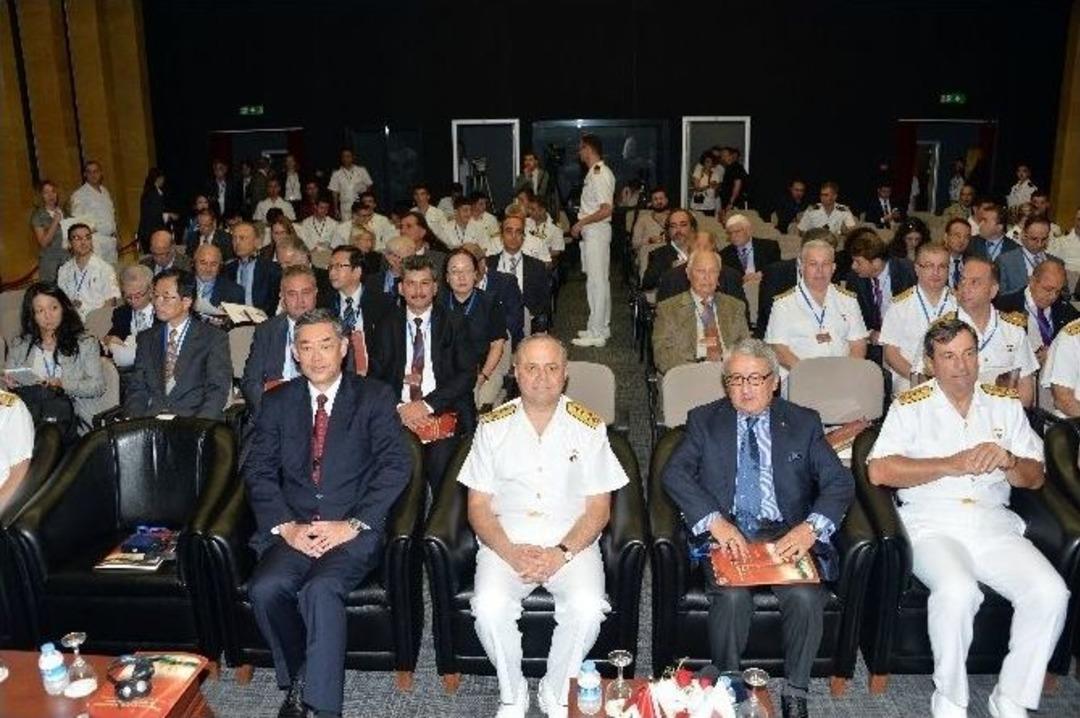 Ertuğrul Fırkateyni Şehitleri İ&ccedil;in İstanbul Boğazına &Ccedil;elenk Bırakıldı