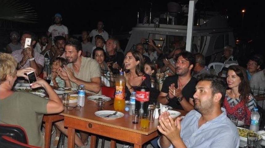 "bir Deniz Hikayesi" Dizisinin Oyuncuları İlk B&ouml;l&uuml;m&uuml; Y&ouml;re Halkıyla İzledi