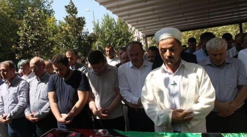 Ak Partili Eski Vekil Eşini Son Yolculuğuna Uğurladı