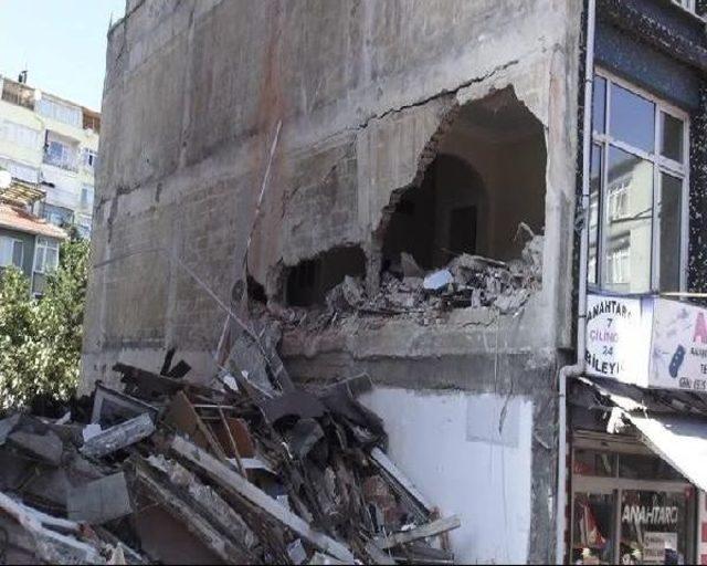 &Uuml;sk&uuml;dar da 5 Katlı Bina &Ccedil;&ouml;kt&uuml; (1) 1