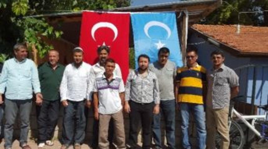 Doğu T&uuml;rkistanlılar Şehitler İ&ccedil;in Hatim Okuyarak Dua Etti