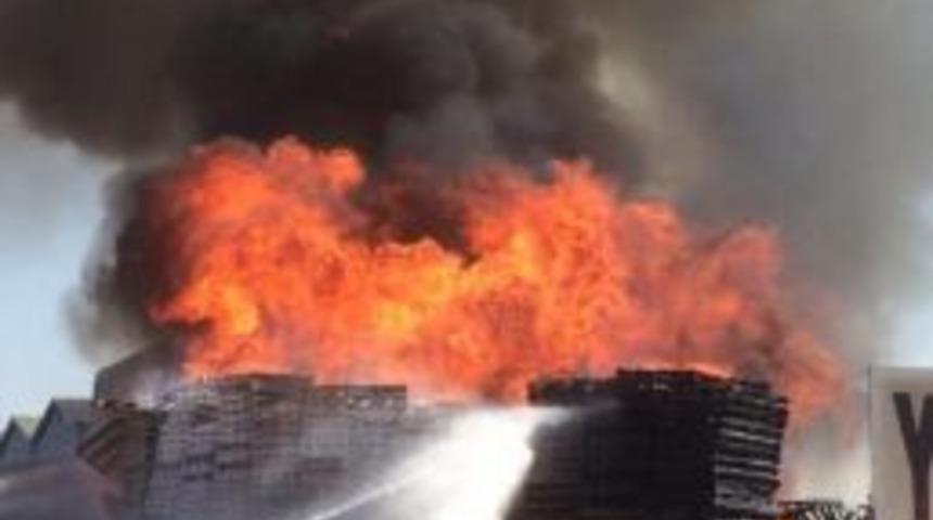 Soğuk Hava Deposuna Ait Tahta Paletler Yandı